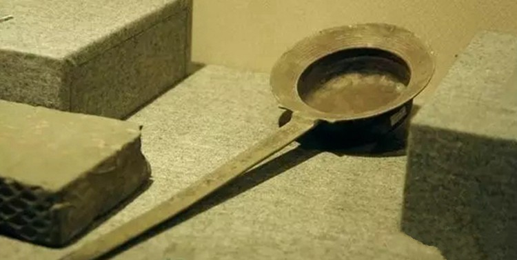 Cuốc đất đụng trúng vật thể lạ, chuyên gia phong tỏa cả cánh đồng - Hình 6 Cuoc dat dung trung vat the la, chuyen gia phong toa ca canh dong-Hinh-6