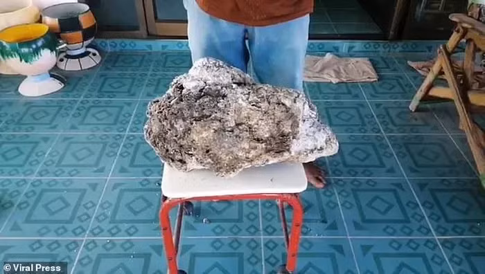 Vot duoc 'vang noi' dat vao bo bien, thanh nien chop mat doi doi