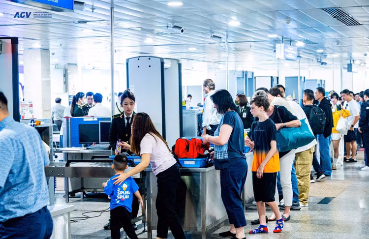 Vé máy bay Tết tăng “nóng”, nhiều gia đình "nhịn" về quê - Hình 2 Ve may bay Tet tang “nong”, nhieu gia dinh