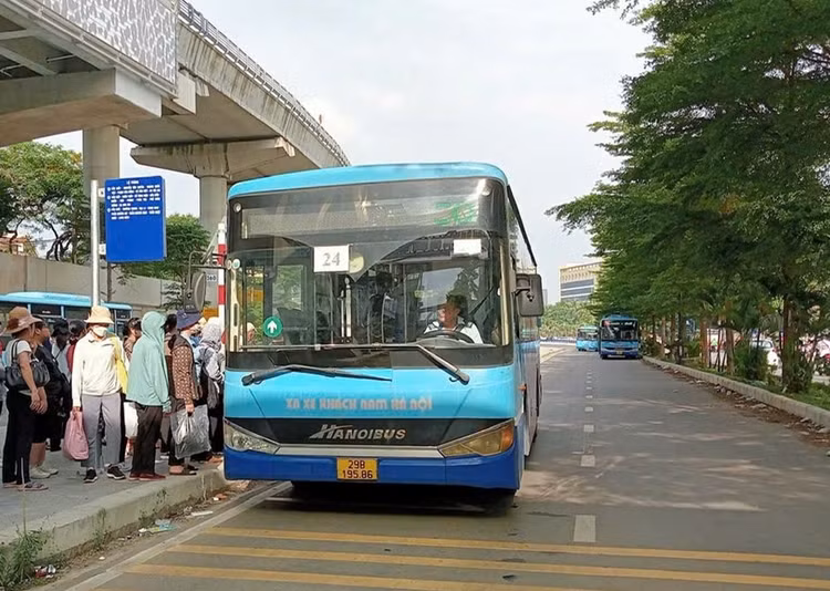 Ha Noi: Xe buyt hoat dong xuyen Tet phuc vu nguoi dan