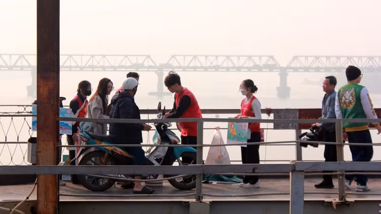 Ha Noi: Xu phat nang truong hop vut rac xuong Ho Tay-Hinh-3