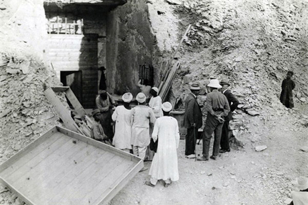 4 điều ít biết về việc khai quật lăng mộ Pharaoh Tutankhamun - Hình 4 4 dieu it biet ve viec khai quat lang mo Pharaoh Tutankhamun-Hinh-4