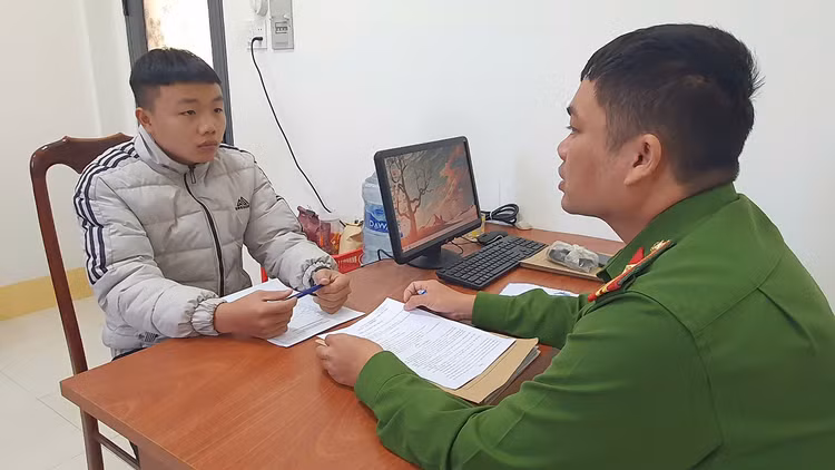 Bat doi tuong dot nhap nha nguoi quen trom cap 1 cay vang