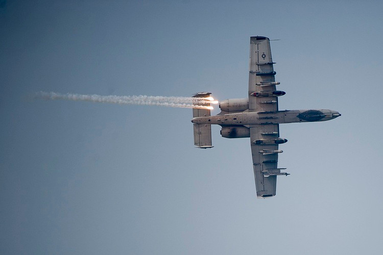 Cuong kich A-10 My bat ngo tan cong du doi Quan doi Syria-Hinh-8