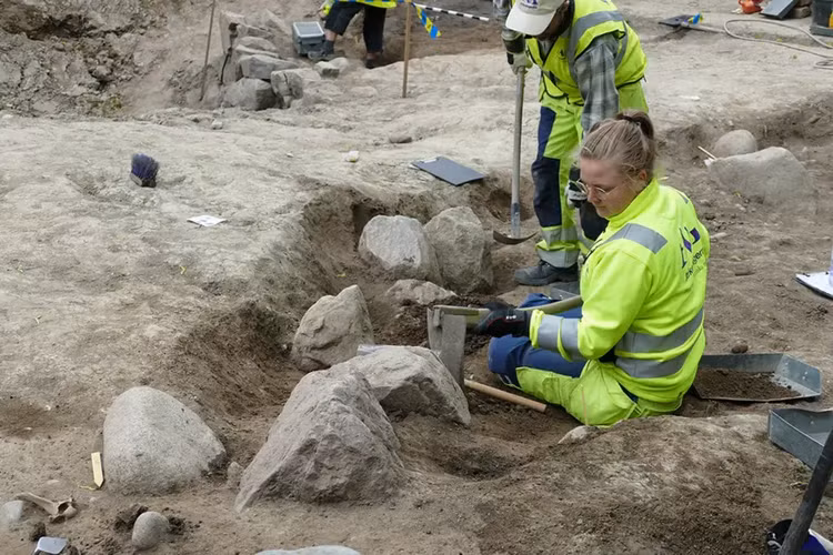 Bi an hai cot ngan nam ngu yen trong “con thuyen chet choc