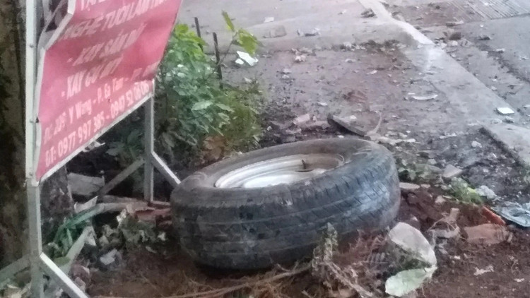 Dang quet rac, nu cong nhan bat ngo bi o to tong trong thuong-Hinh-2