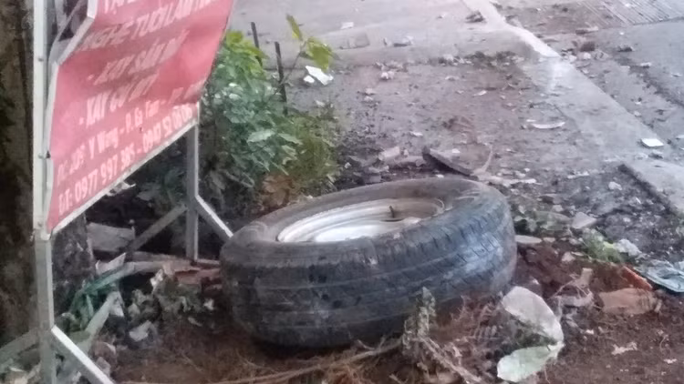 Đang quét rác, nữ công nhân bất ngờ bị ô tô tông trọng thương - Hình 2 Dang quet rac, nu cong nhan bat ngo bi o to tong trong thuong-Hinh-2