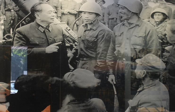 Chum anh vo gia: Ha Noi 12 ngay dem - Ruc ro chien cong-Hinh-3