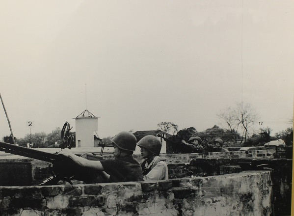 Chum anh vo gia: Ha Noi 12 ngay dem - Ruc ro chien cong-Hinh-6