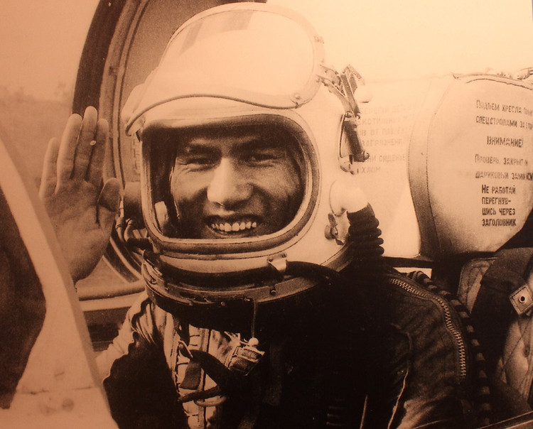 Chum anh vo gia: Ha Noi 12 ngay dem - Ruc ro chien cong-Hinh-11