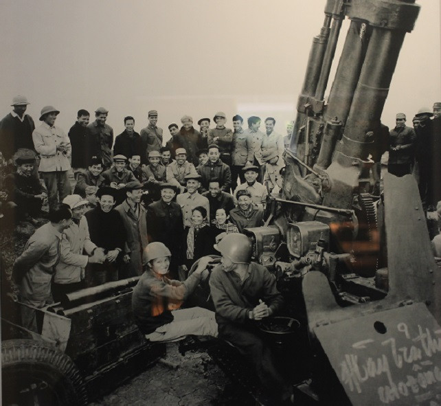 Chum anh vo gia: Ha Noi 12 ngay dem - Ruc ro chien cong-Hinh-2