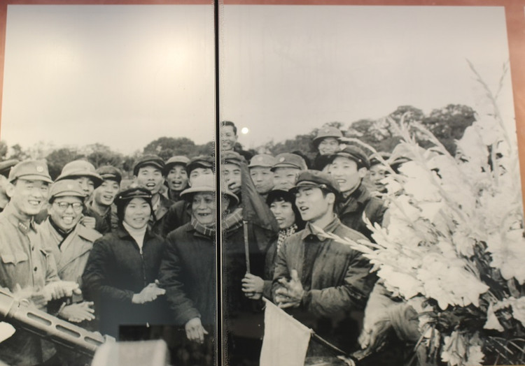 Chum anh vo gia: Ha Noi 12 ngay dem - Ruc ro chien cong-Hinh-5