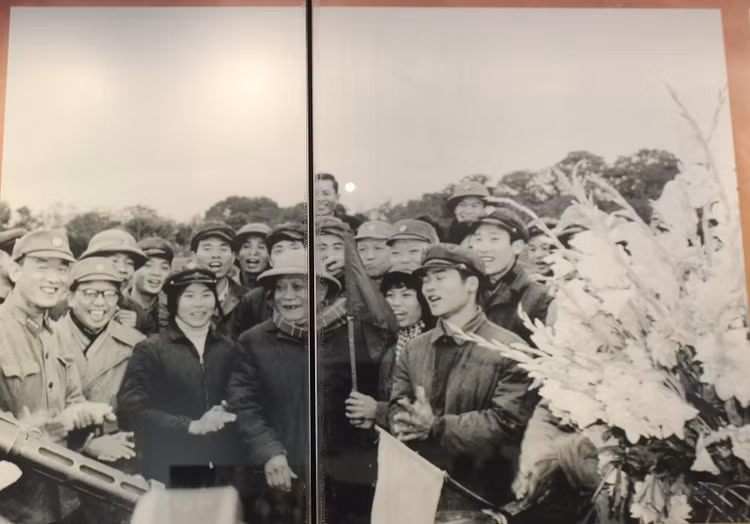 Chum anh vo gia: Ha Noi 12 ngay dem - Ruc ro chien cong-Hinh-5