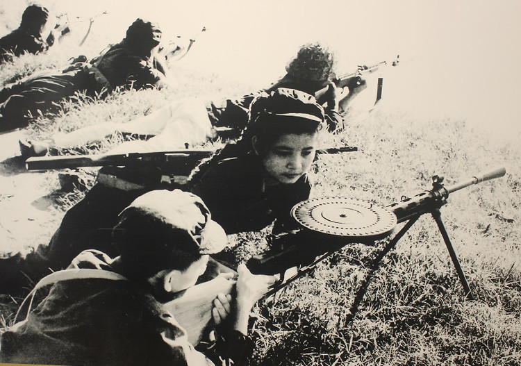 Chum anh vo gia: Ha Noi 12 ngay dem - Ruc ro chien cong-Hinh-7