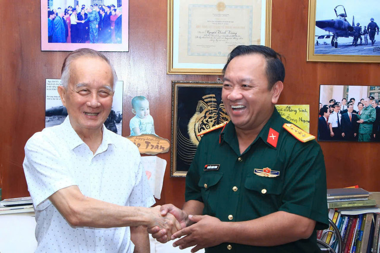 TP HCM: Doan cong tac Bo Quoc phong dang huong, tri an gia dinh chinh sach-Hinh-7