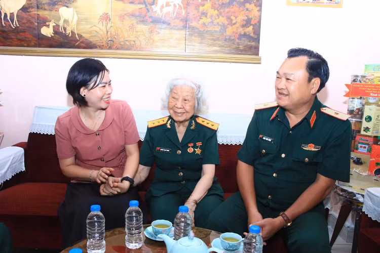 TP HCM: Doan cong tac Bo Quoc phong dang huong, tri an gia dinh chinh sach-Hinh-4