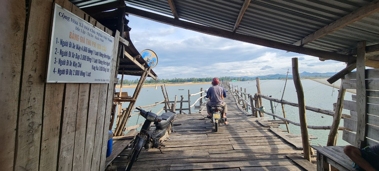 Den xu “hoa vang co xanh”, ngam cay cau go dai nhat Viet Nam-Hinh-5