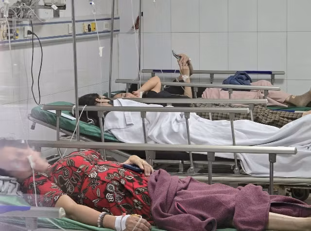 Nghe An: Dieu tra nguyen nhan vu hang chuc cong nhan nhap vien