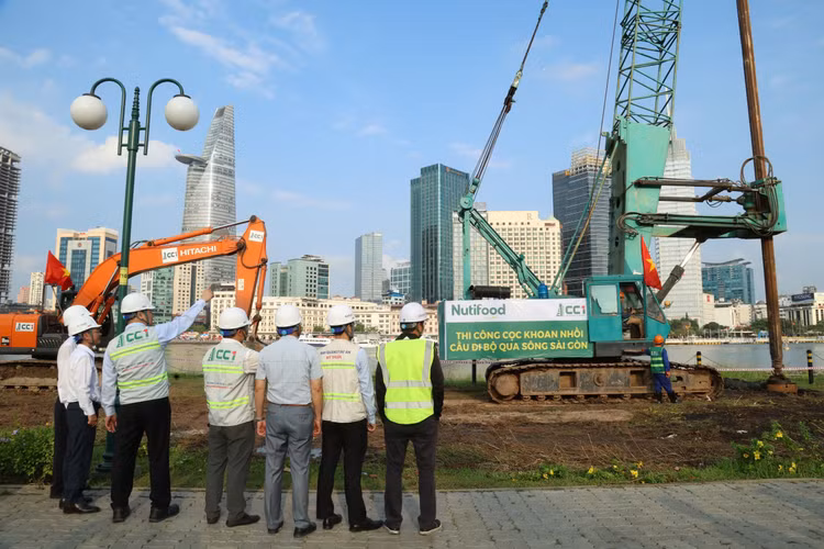 Cầu đi bộ qua sông Sài Gòn chính thức thực hiện mũi khoan cọc đầu tiên - Hình 3 Cau di bo qua song Sai Gon chinh thuc thuc hien mui khoan coc dau tien-Hinh-3