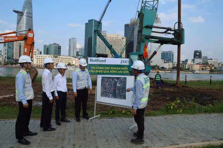 Cầu đi bộ qua sông Sài Gòn chính thức thực hiện mũi khoan cọc đầu tiên - Hình 2 Cau di bo qua song Sai Gon chinh thuc thuc hien mui khoan coc dau tien-Hinh-2