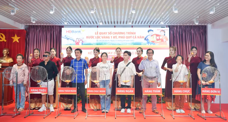 HDBank tim ra chu nhan 1 ky vang SJC va 16 khach hang trung thuong