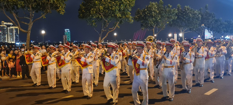 Da Nang: Dong nguoi ken cung xem bieu dien nhac ken dieu hanh tren pho-Hinh-10