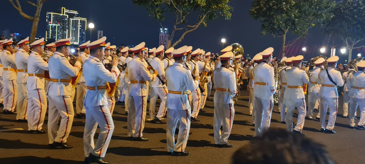 Da Nang: Dong nguoi ken cung xem bieu dien nhac ken dieu hanh tren pho-Hinh-9