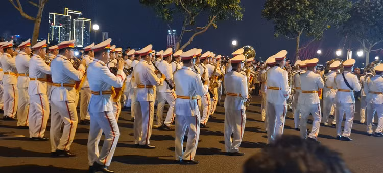 Da Nang: Dong nguoi ken cung xem bieu dien nhac ken dieu hanh tren pho-Hinh-9