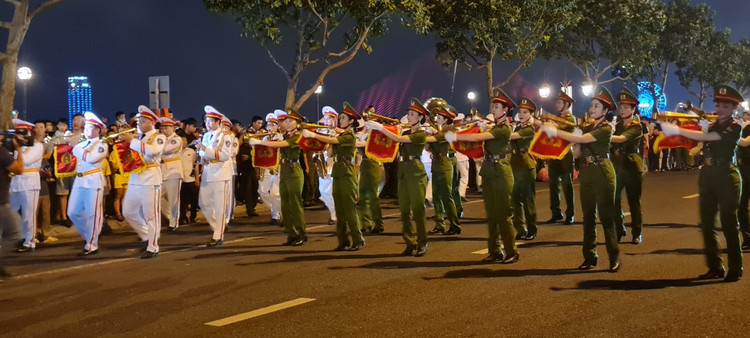 Da Nang: Dong nguoi ken cung xem bieu dien nhac ken dieu hanh tren pho-Hinh-6