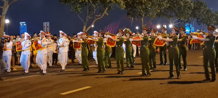Da Nang: Dong nguoi ken cung xem bieu dien nhac ken dieu hanh tren pho-Hinh-6