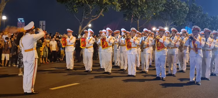 Da Nang: Dong nguoi ken cung xem bieu dien nhac ken dieu hanh tren pho-Hinh-7