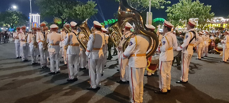 Da Nang: Dong nguoi ken cung xem bieu dien nhac ken dieu hanh tren pho-Hinh-12