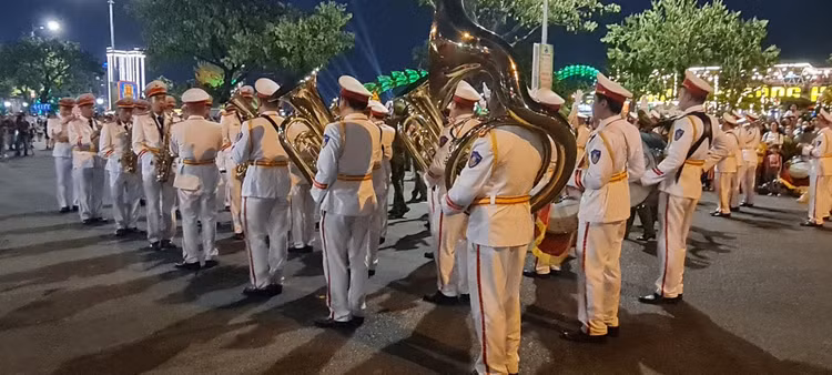 Da Nang: Dong nguoi ken cung xem bieu dien nhac ken dieu hanh tren pho-Hinh-12