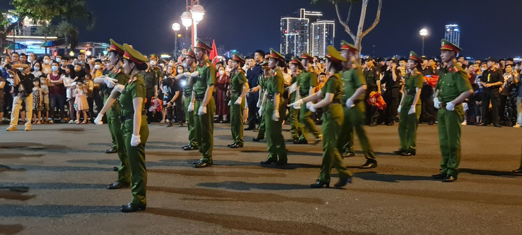 Da Nang: Dong nguoi ken cung xem bieu dien nhac ken dieu hanh tren pho-Hinh-11