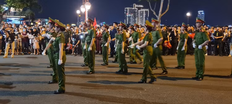 Da Nang: Dong nguoi ken cung xem bieu dien nhac ken dieu hanh tren pho-Hinh-11