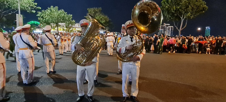 Da Nang: Dong nguoi ken cung xem bieu dien nhac ken dieu hanh tren pho-Hinh-13