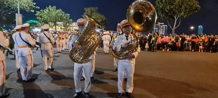 Da Nang: Dong nguoi ken cung xem bieu dien nhac ken dieu hanh tren pho-Hinh-13