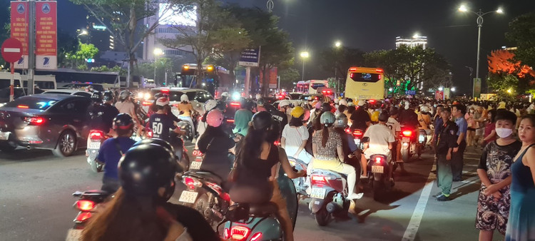 Da Nang: Dong nguoi ken cung xem bieu dien nhac ken dieu hanh tren pho-Hinh-2