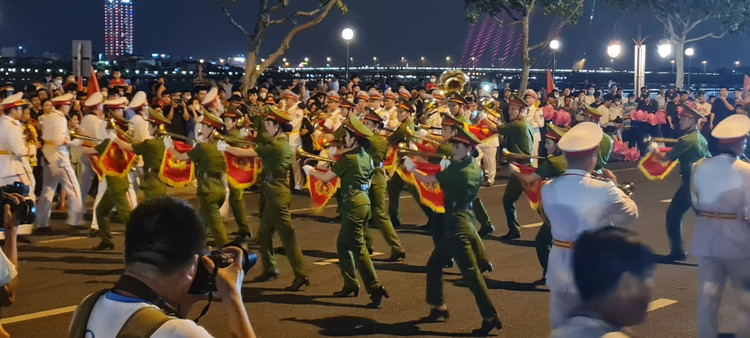Da Nang: Dong nguoi ken cung xem bieu dien nhac ken dieu hanh tren pho-Hinh-8