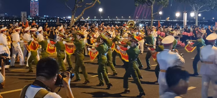 Da Nang: Dong nguoi ken cung xem bieu dien nhac ken dieu hanh tren pho-Hinh-8