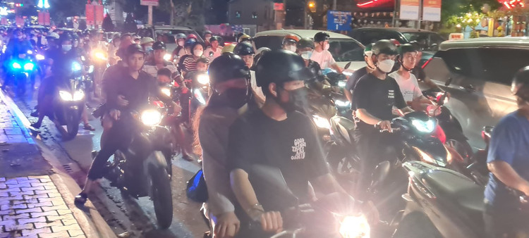 Da Nang: Dong nguoi ken cung xem bieu dien nhac ken dieu hanh tren pho-Hinh-3