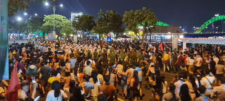 Da Nang: Dong nguoi ken cung xem bieu dien nhac ken dieu hanh tren pho-Hinh-5