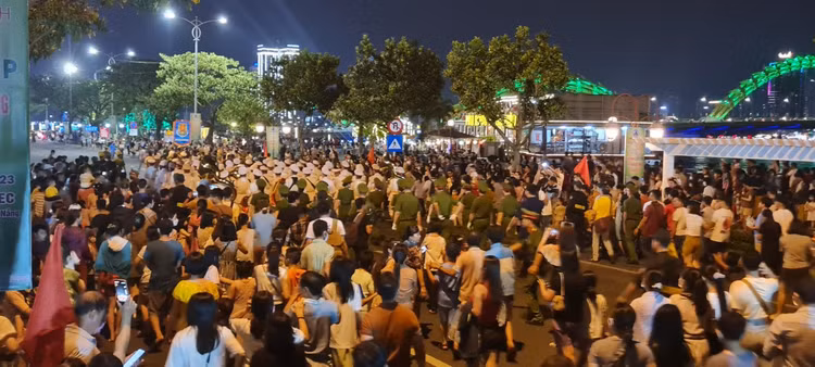 Da Nang: Dong nguoi ken cung xem bieu dien nhac ken dieu hanh tren pho-Hinh-5