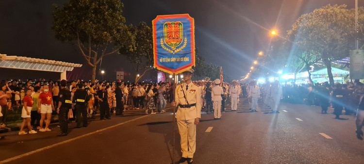 Da Nang: Dong nguoi ken cung xem bieu dien nhac ken dieu hanh tren pho-Hinh-4