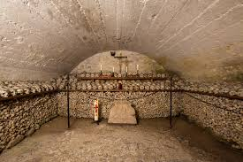 Ngoi lang co hang tram hop so duoc trang tri ky quai