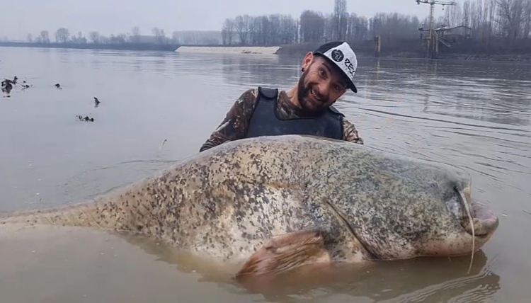 Cau ca tren song, lanh gay dung trung 'quai ngu' tung an thit nguoi
