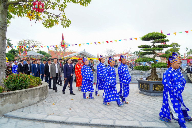 Doc dao hoi thi truyen thong Vat dan toc thoi Mac