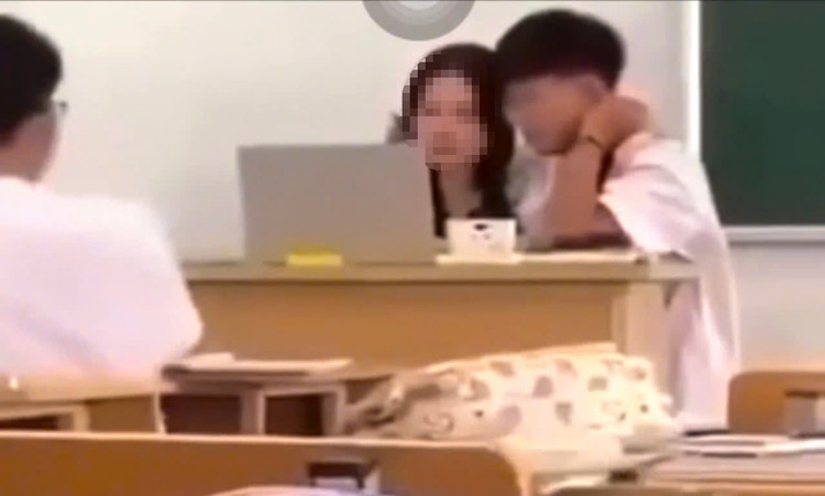 Ha Noi: Dinh chi giao vien de hoc sinh om vai, vuot toc