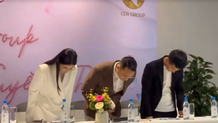 Hằng Du Mục, Quang Linh Vlogs cúi đầu nhận lỗi vụ quảng cáo lố Hang Du Muc, Quang Linh Vlogs cui dau nhan loi vu quang cao lo