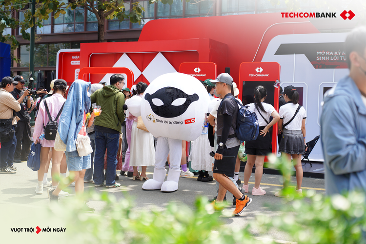 Khách hàng tham quan gian hàng của Techcombank